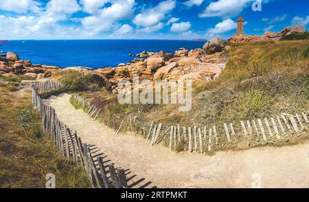 Panoramablick auf den Leuchtturm von Ploumanach, die Bretagne, die Cote de Granite Rose, Frankreich. Stockfoto