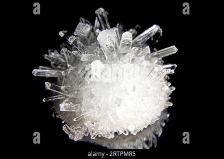 Nahaufnahme eines großen scharfen glänzenden Diamantkristalls isoliert auf schwarzem Hintergrund. Geologische und mineralogische Objekte. Wertvolle Formationen Stockfoto