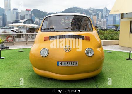 Gelber Volkswagen Burger Food Van auf der Tsim Sha Tsui Promenade am Tag. Vorderansicht. Hongkong - 27. August 2023 Stockfoto