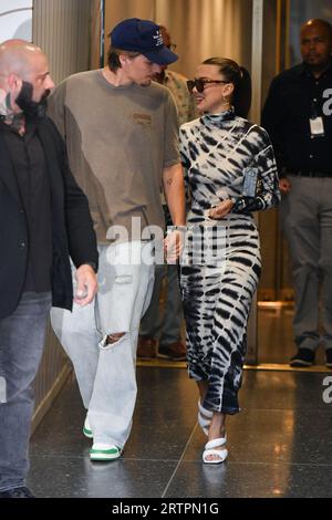 Jake Bongiovi und Millie Bobby Brown verlassen die NBC Studios am 14. September 2023 in New York City. Stockfoto