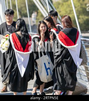 London, Großbritannien. September 2023. Absolventen des Royal College of Art feiern ihren Abschluss im Southbank Centre London UK Student Visa Credit: Ian Davidson/Alamy Live News Stockfoto