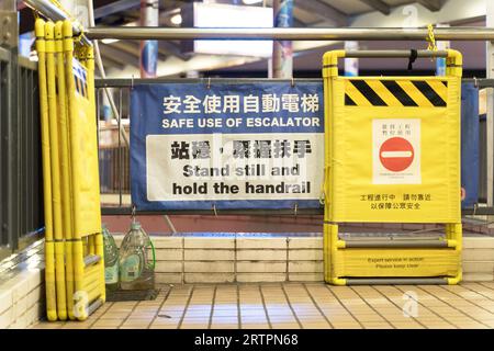 Stehen Sie still, und halten Sie das Sicherheitsschild am Handlauf an den mittleren Rolltreppen in Central bei Nacht. Hongkong Stockfoto