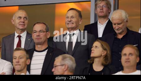 Wolfsburg, Deutschland. September 2023. firo: 09.09.2023 Fußball, Männer-Nationalmannschaft 2023/2024, Testspiel Deutschland - Japan 1:4 von links nach rechts: Bernd Neuendorf, DFB-Präsident DFB-Vizepräsident Hans-Joachim Watzke und Rudi Voller auf der Tribüne Credit: dpa/Alamy Live News Stockfoto