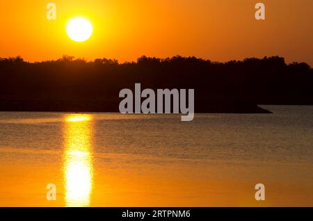 Sonnenuntergang über Purcell City Lake, Oklahoma Stockfoto