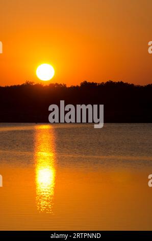 Sonnenuntergang über Purcell City Lake, Oklahoma Stockfoto