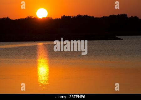 Sonnenuntergang über Purcell City Lake, Oklahoma Stockfoto