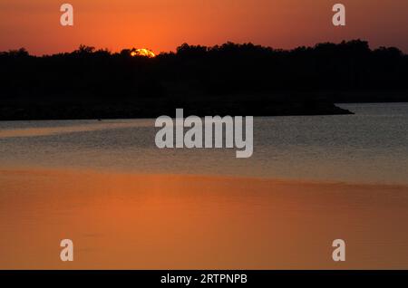 Sonnenuntergang über Purcell City Lake, Oklahoma Stockfoto