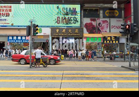 Chungking Mansions an der Nathan Road in Tsim Sha Tsui. Ein Gebäude mit vielen Billighotels, Geschäften und Restaurants in einer belebten Einkaufsstraße. Hongkong Stockfoto