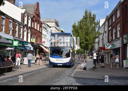 Fishergate im Stadtzentrum von Preston mit Bus. Stockfoto