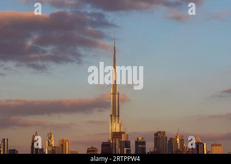 Sonnenuntergang über dem Wahrzeichen von Dubai Burj Khalifa Stockfoto