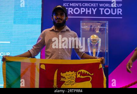 Homagama, Homagama, Sri Lanka. September 2023. ICC Cricket World Cup 2023 findet in Indien statt, bevor die Weltcuptrophäe in verschiedenen Ländern ausgetragen wurde und die Trophäe am 14. September 2023 nach Colombo kam. Sri Lankan Cricket Loving Community versammelte sich zu einem Galle Face Colombo, um die Trophäe zu sehen. (Bild: © Kenula Pathirathna/ZUMA Press Wire) NUR REDAKTIONELLE VERWENDUNG! Nicht für kommerzielle ZWECKE! Stockfoto