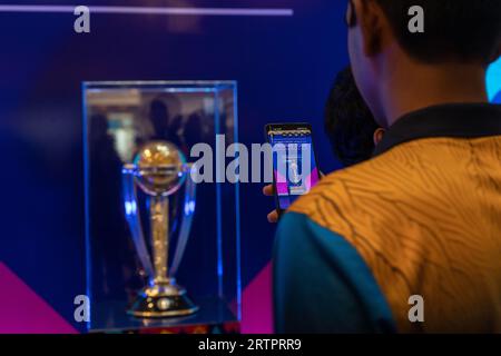 Homagama, Homagama, Sri Lanka. September 2023. ICC Cricket World Cup 2023 findet in Indien statt, bevor die Weltcuptrophäe in verschiedenen Ländern ausgetragen wurde und die Trophäe am 14. September 2023 nach Colombo kam. Sri Lankan Cricket Loving Community versammelte sich zu einem Galle Face Colombo, um die Trophäe zu sehen. (Bild: © Kenula Pathirathna/ZUMA Press Wire) NUR REDAKTIONELLE VERWENDUNG! Nicht für kommerzielle ZWECKE! Stockfoto