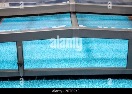 Im Sommer ist das Dach des Schwimmbads mit Teleskop-Poolgehäusen ausgestattet Stockfoto