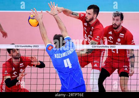 Rom, Italien. September 2023. Jan Kozamernik aus Slowenien und Norbert Huber aus Polen während des CEV EuroVolley Men-Halbfinales 2023 zwischen Polen und Slowenien im Palazzetto dello Sport in Rom (Italien), 14. September 2023. Quelle: Insidefoto di andrea staccioli/Alamy Live News Stockfoto