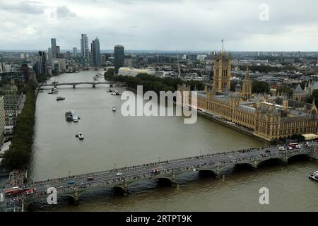 Die Themse und der Parlamentspalast aus der Sicht Londons. Stockfoto