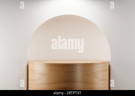 3D-Präsentationssockel aus Holz über weißer Wand mit Bogen. 3D-Wiedergabe des Mockups des Präsentationspodiums zu Präsentations- oder Werbezwecken Stockfoto