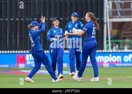 Leicester, Großbritannien. September 2023. Englands Lauren Filer (rechts) feiert am 14. September 2023 mit Teamkollegen das 3. Metro Bank ODI Series Match zwischen England Women und Sri Lanka Women auf dem Uptonsteel County Ground in Grace Road, Leicester, England. Foto von Stuart Leggett. Nur redaktionelle Verwendung, Lizenz für kommerzielle Nutzung erforderlich. Keine Verwendung bei Wetten, Spielen oder Veröffentlichungen eines einzelnen Vereins/einer Liga/eines einzelnen Spielers. Credit: UK Sports Pics Ltd/Alamy Live News Stockfoto