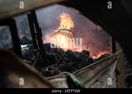 Dhaka, Bangladesch. September 2023. Am 14. September 2023 brach auf dem Mohammadpur Krishi-Markt in Dhaka, Bangladesch, ein massiver Brand aus. Ein Brand entzog mehreren Hundert Geschäften auf dem Markt, aber es gab keine Opfer, da das Feuer in den frühen Stunden vor der Ladenöffnung ausbrach. (Bild: © Md Rakibul Hasan/ZUMA Press Wire) NUR REDAKTIONELLE VERWENDUNG! Nicht für kommerzielle ZWECKE! Stockfoto