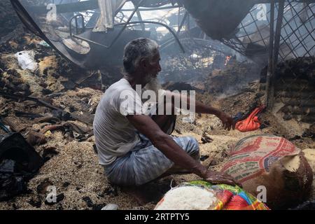 Dhaka, Bangladesch. September 2023. Am 14. September 2023 brach auf dem Mohammadpur Krishi-Markt in Dhaka, Bangladesch, ein massiver Brand aus. Ein Brand entzog mehreren Hundert Geschäften auf dem Markt, aber es gab keine Opfer, da das Feuer in den frühen Stunden vor der Ladenöffnung ausbrach. (Bild: © Md Rakibul Hasan/ZUMA Press Wire) NUR REDAKTIONELLE VERWENDUNG! Nicht für kommerzielle ZWECKE! Stockfoto