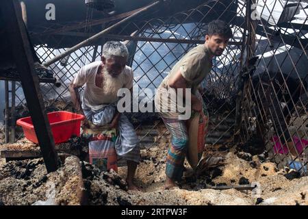 Dhaka, Bangladesch. September 2023. Am 14. September 2023 brach auf dem Mohammadpur Krishi-Markt in Dhaka, Bangladesch, ein massiver Brand aus. Ein Brand entzog mehreren Hundert Geschäften auf dem Markt, aber es gab keine Opfer, da das Feuer in den frühen Stunden vor der Ladenöffnung ausbrach. (Bild: © Md Rakibul Hasan/ZUMA Press Wire) NUR REDAKTIONELLE VERWENDUNG! Nicht für kommerzielle ZWECKE! Stockfoto