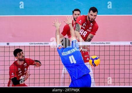 Rom, Italien. September 2023. Norbert Huber aus Polen und Jan Kozamernik aus Slowenien während des CEV EuroVolley Men-Halbfinales 2023 zwischen Polen und Slowenien im Palazzetto dello Sport in Rom (Italien), 14. September 2023. Quelle: Insidefoto di andrea staccioli/Alamy Live News Stockfoto