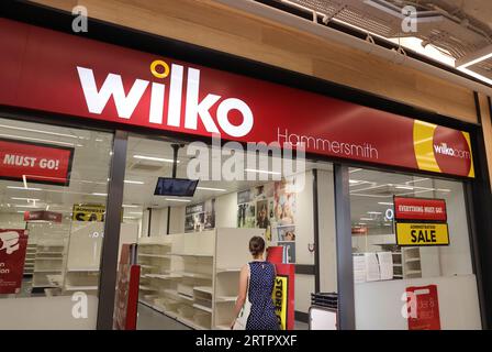 Weitere Wilko Shops wurden am Donnerstag, den 4. September geschlossen, darunter auch dieses in Hammersmith, nachdem der schwer zu handhabende Händler in der Verwaltung zusammenbrach. Poundland stimmte zu, 71 Geschäfte und B&M 51 Geschäfte zu übernehmen. Viele Mitarbeiter werden jedoch weiterhin entlassen. Stockfoto