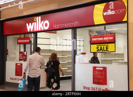 Weitere Wilko Shops wurden am Donnerstag, den 4. September geschlossen, darunter auch dieses in Hammersmith, nachdem der schwer zu handhabende Händler in der Verwaltung zusammenbrach. Poundland stimmte zu, 71 Geschäfte und B&M 51 Geschäfte zu übernehmen. Viele Mitarbeiter werden jedoch weiterhin entlassen. Stockfoto