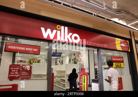 Weitere Wilko Shops wurden am Donnerstag, den 4. September geschlossen, darunter auch dieses in Hammersmith, nachdem der schwer zu handhabende Händler in der Verwaltung zusammenbrach. Poundland stimmte zu, 71 Geschäfte und B&M 51 Geschäfte zu übernehmen. Viele Mitarbeiter werden jedoch weiterhin entlassen. Stockfoto