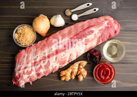 Koreanische Gochujang Baby Back Ribs and Sauce Zutaten: Rohes Schweinelende Rippchen, Gochujang Paste, Ingwer und andere Soßenzutaten Stockfoto