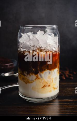 Ungemischter vietnamesischer Joghurt-Kaffee (Sua Chua Cafe oder Cà Phê Sữa): Griechischer Joghurt, Kondensmilch, starker Kaffee und zerstoßenes Eis in einem Glas Stockfoto