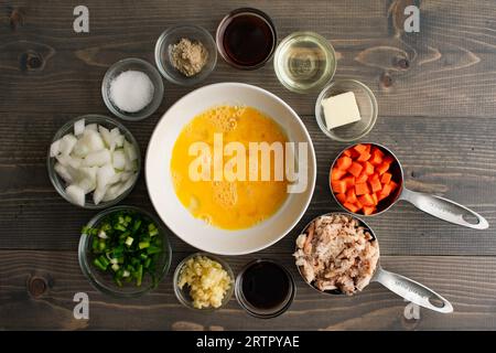 Vorbereitete Zutaten für Thai Style Crab Fried Rice: Abgemessene Zutaten für frittierten Reis aus Meeresfrüchten in Vorbereitungsschüsseln und Messbechern Stockfoto