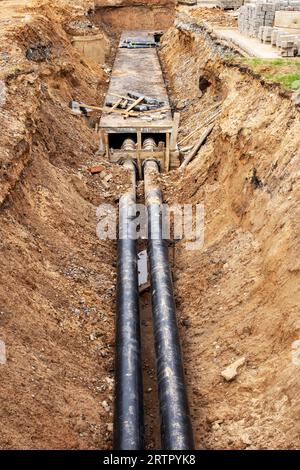 Rohre zum Erhitzen von Wasser im Boden schließen sich Stockfoto