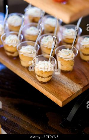 Mini-Käsekuchen-Tassen am Hochzeitsempfang Stockfoto