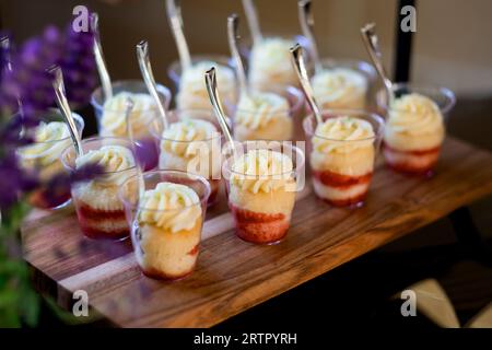 Mini-Cake-Tassen am Hochzeitsempfang Stockfoto