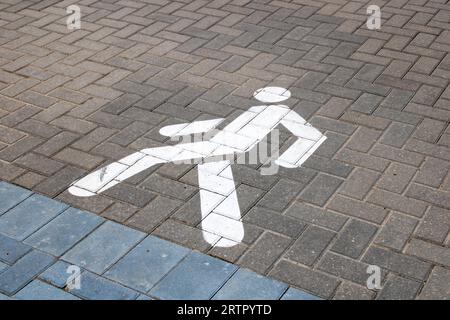 Symbol des Fußweges auf dem Bürgersteig Nahaufnahme Stockfoto