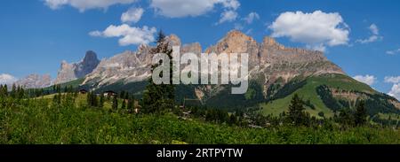 Dolomiten in der Nähe des lago di Carezza in Italien, Panoramablick Stockfoto