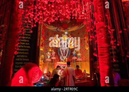 Howrah, West Bengal, Indien - 3. Oktober 2022: Das wunderschön dekorierte Durga-Idol wird im Puja-Pandal verehrt. Durga-Puja-Festival. Stockfoto