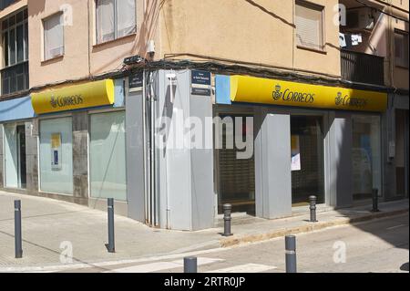 Viladecans, Spanien - 14. September 2023: Postamt für den Versand von Briefen des spanischen Staatsunternehmens Correos y Telegrafos, in der Stockfoto