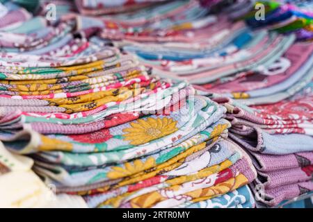 Bunte Handtücher auf der Theke eines Handelszeltes auf einer Messe. Nahaufnahme. Stockfoto