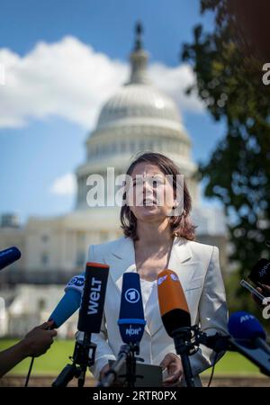 Washington, Vereinigte Staaten. September 2023. Die Bundesaußenministerin Annalena Baerbock (Buendnis 90/die Gruenen) fotografierte im Rahmen ihrer Reise nach Texas, USA. Hier bei einer Presseerklärung vor dem Kapitol. Quelle: dpa/Alamy Live News Stockfoto