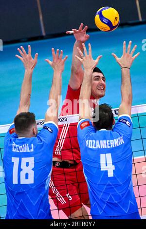 Rom, Italien. September 2023. Lukasz Kaczmarek aus Polen, Klemen Cebulj und Jan Kozamernik aus Slowenien während des CEV EuroVolley Men-Halbfinales 2023 zwischen Polen und Slowenien im Palazzetto dello Sport in Rom (Italien), 14. September 2023. Quelle: Insidefoto di andrea staccioli/Alamy Live News Stockfoto