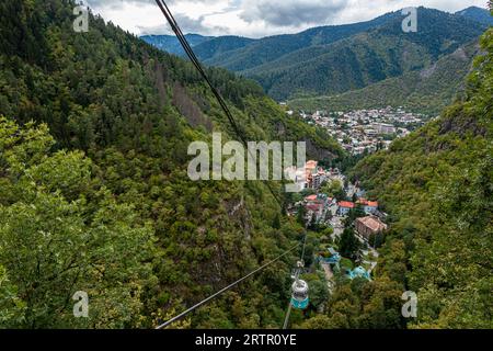 Schöne Aussicht auf die kleine georgische Bergstadt Borjomi, Blick von oben Stockfoto