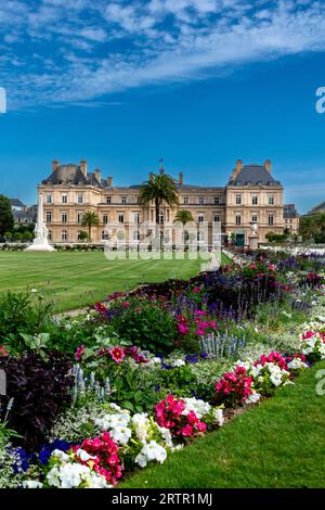 Paris, Frankreich - 10. August 2023: Luxemburgischer Palast und blühender Park, Sitz des französischen Senats Stockfoto