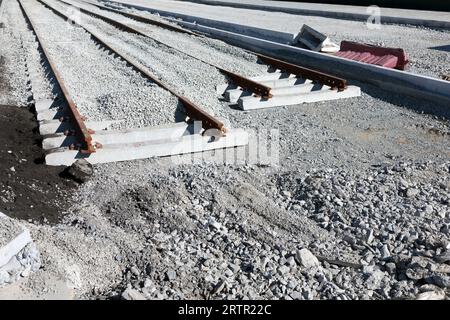 Gleise auf dem Bruchstein auf der Baustelle Stockfoto