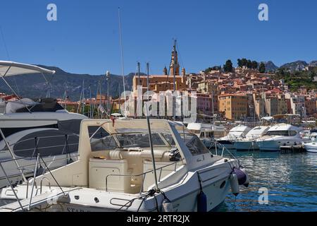 Menton, Frankreich - 8. August 2023 - die farbenfrohe hübsche Stadt im Süden Frankreichs an einem schönen Sommertag Stockfoto