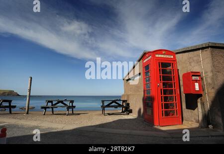 DIE BERÜHMTE ROTE TELEFONBOX IM KÜSTENDORF PENNAN IN ABERDEENSHIRE SCHOTTLAND, BERÜHMT FÜR DEN DREHORT DES FILMS „LOCAL HERO“ Stockfoto