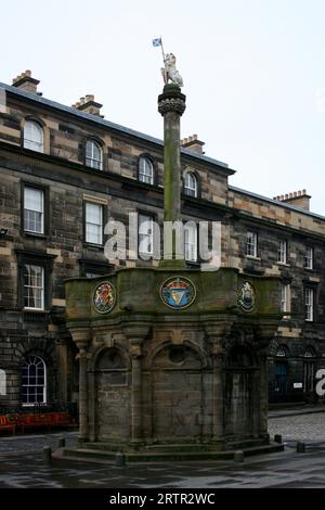 Das Mercat Cross an der Royal Mile von Edinburgh (außerhalb der St. Giles' Cathedral). 1885 wurde das ursprüngliche Kreuz 1756 entfernt. Stockfoto