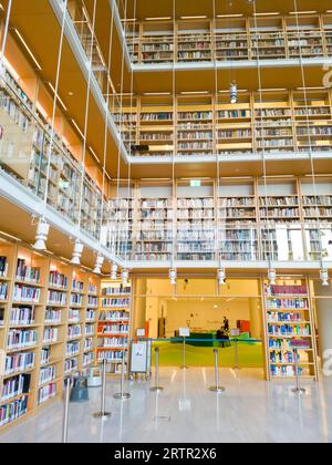 Athen, Griechenland - 10. Februar 2020: Inneres der griechischen Nationalbibliothek im Stavros Niarchos Foundation Cultural Center in Kallithea. Stockfoto