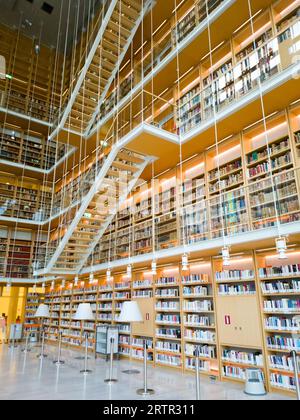 Athen, Griechenland - 10. Februar 2020: Inneres der griechischen Nationalbibliothek im Stavros Niarchos Foundation Cultural Center in Kallithea. Stockfoto