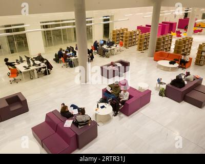 Athen, Griechenland - 10. Februar 2020: Lesesaal im Inneren der griechischen Nationalbibliothek im Stavros Niarchos Foundation Cultural Center in Kallithea. Stockfoto